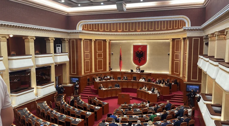 Résolution pour Srebrenica, initiative Majorque votée aujourd'hui au Parlement albanais