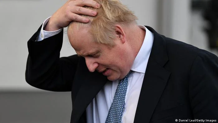 Anche sei ministri offrono le dimissioni a Johnson