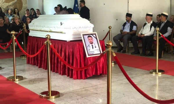 Sfondi sono tenuti in onore del giovane medico che è morto durante il suo dovere