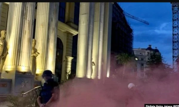 Protests against French proposal in Skopje break down foreign ministry windows, 4 police officers injured