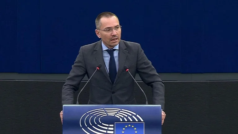 Eurodeputet: Serbia actúa como el mayor aliado de Kremlin de Europa, por lo que ningún país de la UE