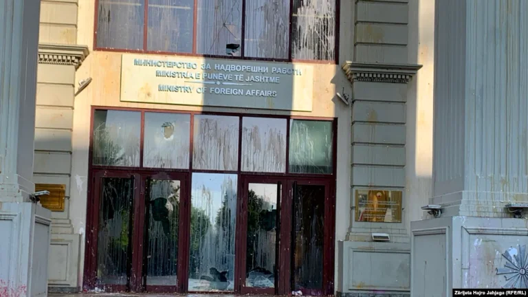Skopje : Plus de 40 policiers blessés et des dizaines de manifestants détenus