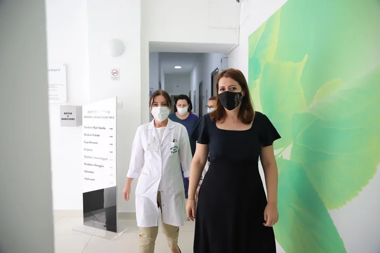 Albania/Comitato tecnico raccomanda di indossare maschere in ambienti chiusi