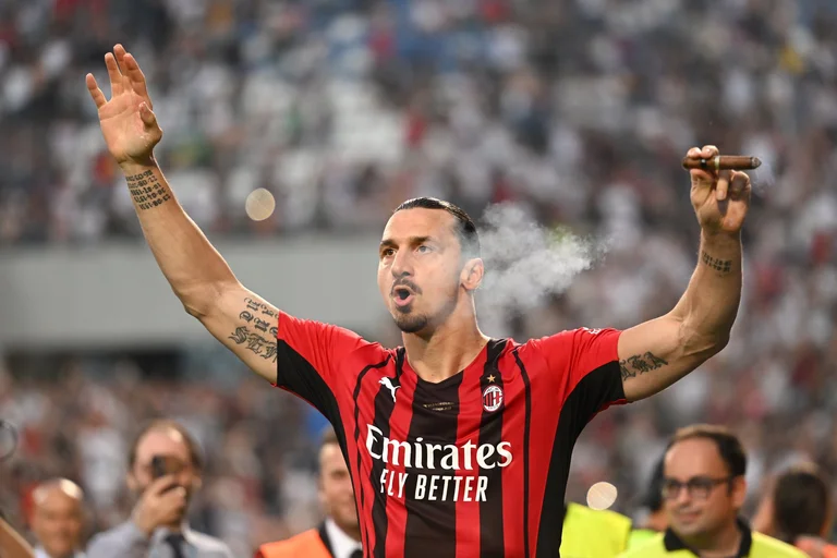 Ibrahimovic agrees to extend contract with Milan