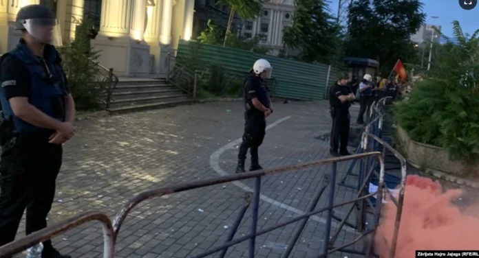 Protesters in Skopje break foreign affairs ministry windows