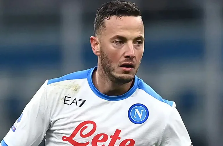 Naples prend le nouveau contrat à la table. Amir Candman, il ne lâchera pas.