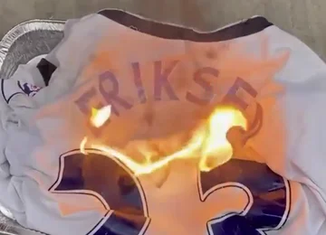 Embarrassed: Tottenham's tilt burns Eriksen's fan, wenn er feststellt, dass Dänisch nach Man United übertragen wird