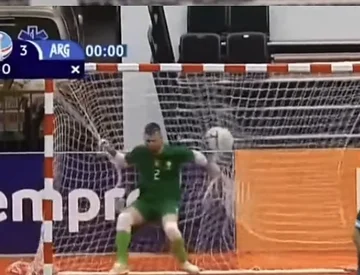 Das Video, das Sie auf der ganzen Welt laufen: Spieler trifft den Türmann mit einem Ball in seinem Gesicht, er schlägt die Tür hinunter.