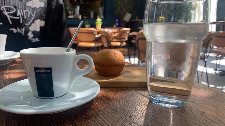 “Ofrimi i një gote ujë, s’rëndon ujësjellësin”: Gastronomët, në shumicë, s’janë pagues të rregullt të ujit
