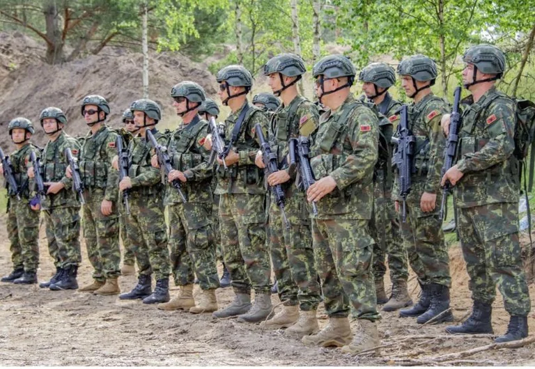 Les troupes albanaises près de la frontière ukrainienne, exercice basé sur l'OTAN