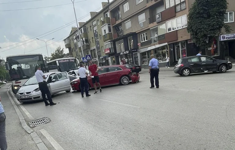 Incidente di traffico tra 3 auto a Pristina (FOTO)