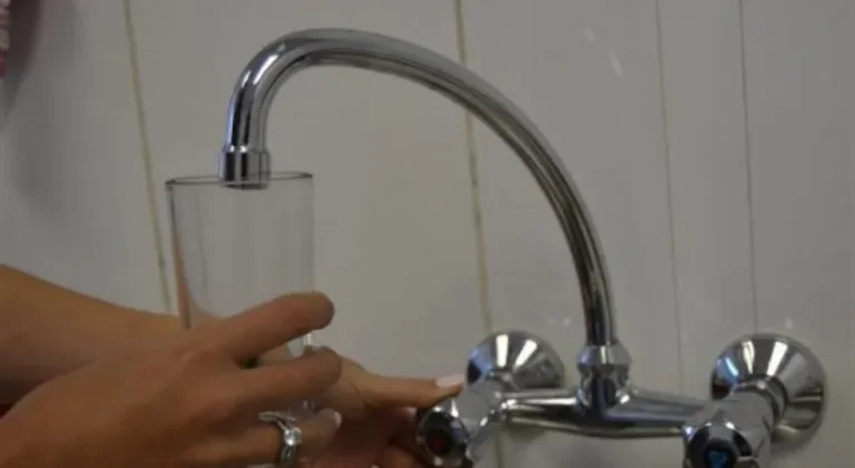 El gobierno ha obligado a gastrónomos a servir a los clientes con agua, pero los Prizajas han estado sin ella durante una semana.
