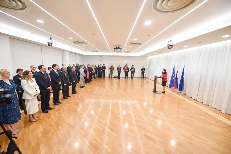 Osman décore l'armée slovène avec une médaille présidentielle militaire