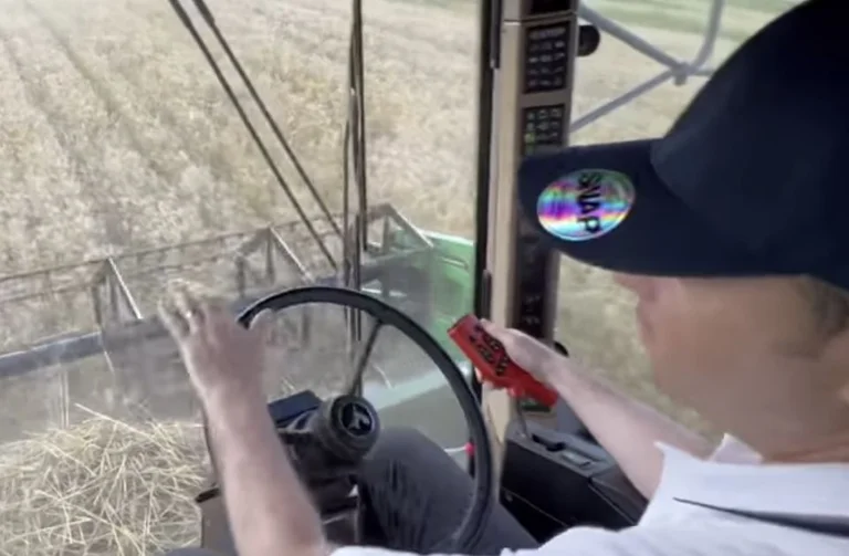 Minister Peci drives his costy as a pilot of Formia 1 with one hand