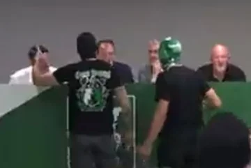 Crazyness passiert mit Masken und Schreien, Slowenisch-Club ultras unterbrechen neue Coach-Konferenz