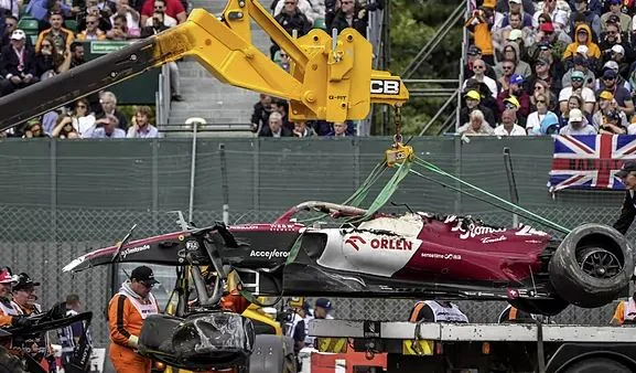 Nach dem schrecklichen Unfall in der Formel 1 wurde dieser Pilot wunderbar gerettet.