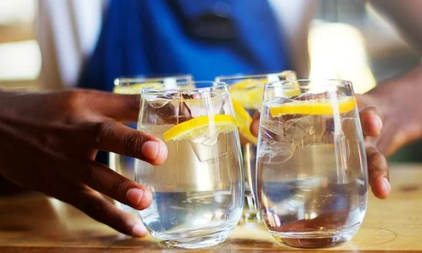 Agua potable libremente: el Gobierno impone gastrónomos de Kosovo para servir a los clientes de agua de Cesme