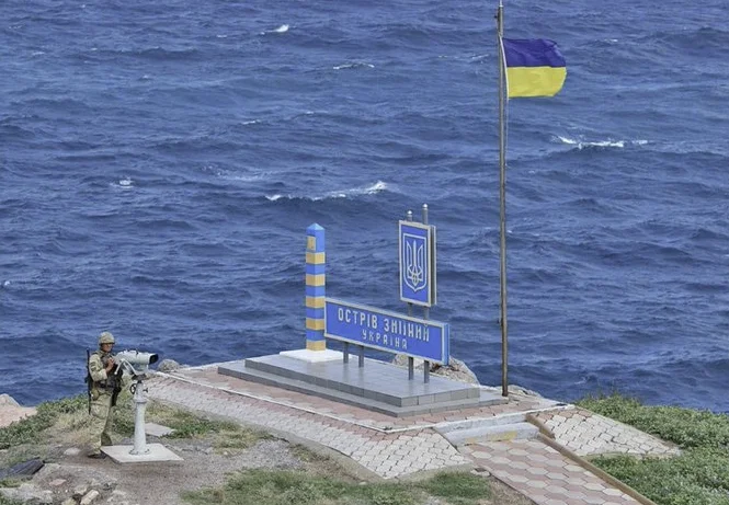 Drapeau ukrainien restauré à l'île Snake