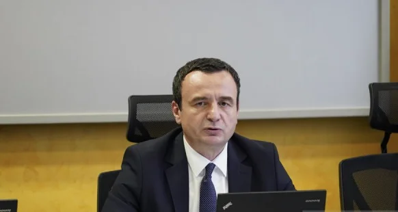 Felicitaciones a la diáspora: Kurt dice que está trabajando en aprender albanés para ti en el exilio.