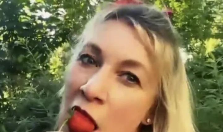 La porte-parole vidéo de Lavrov mange des pavés assez provocant