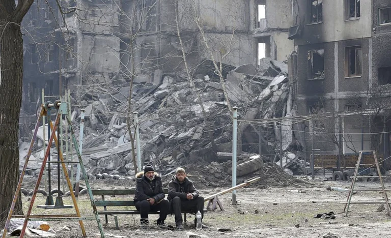 Case bombardate e strade rovinate: la Russia ha causato 700 miliardi di dollari di danni all'Ucraina