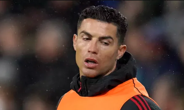 Können Sie das glauben? Der englische Riesen nimmt das Rennen für Ronaldo.
