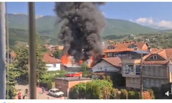Polizei aufwendig nach dem Brennen des Motoröllagers, drei Wohnhäuser wurden in Flammen enthalten