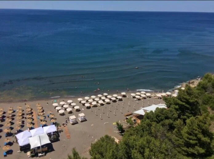 7 persone rimangono in mare con un pedale, scappa la polizia