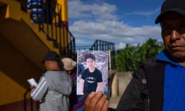 Las familias lloran por las víctimas en San Antonio