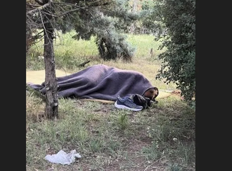 Una persona in Fushe Kosovo fa dormire sulla strada (VIDEO)