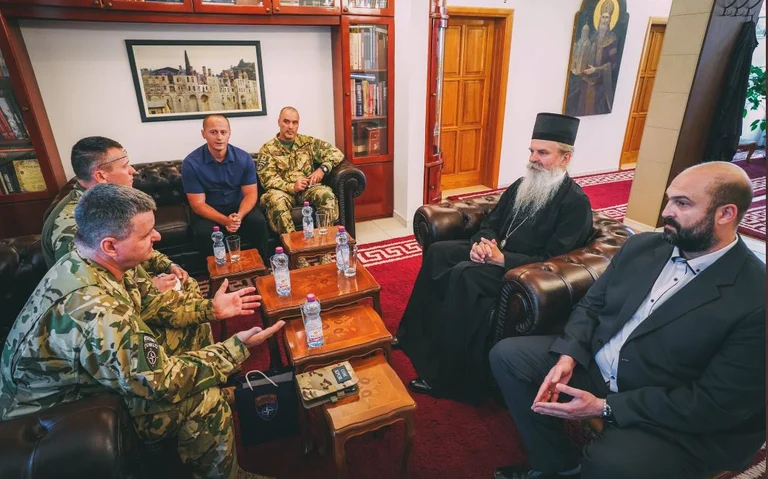 Le commandant de la KFOR rencontre l'évêque orthodoxe Teodosije, parle de la sécurité et de la tolérance mutuelles