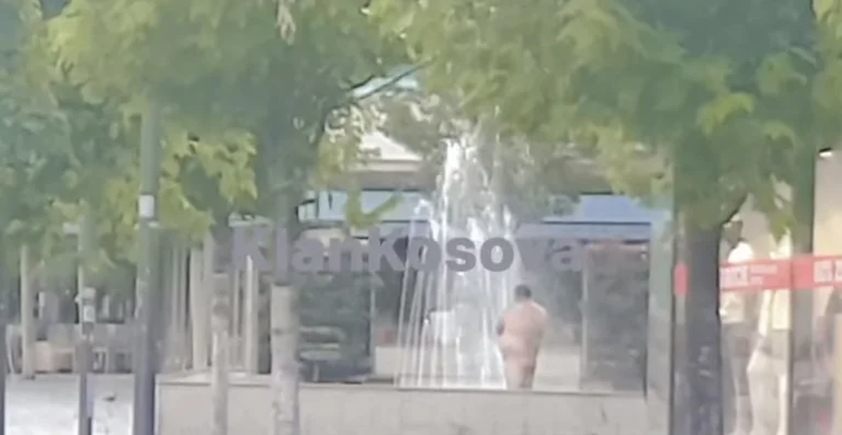 Vista: Una persona non sopporta temperature elevate, bagni nudi alla fontana in Piazza Pristina