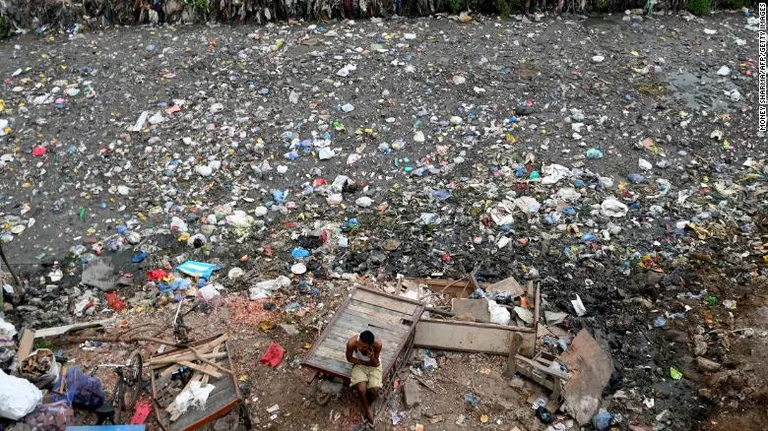 India prohíbe el plástico único para combatir la contaminación