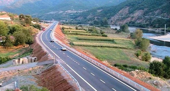 Sie öffnen Kardek-Delvian Road, Sie gehen schneller nach Saranda.