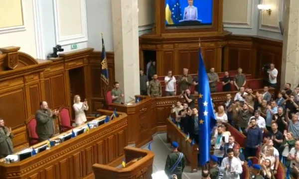 Bandiera europea posta nel Parlamento ucraino, vedi risposta parlamentare