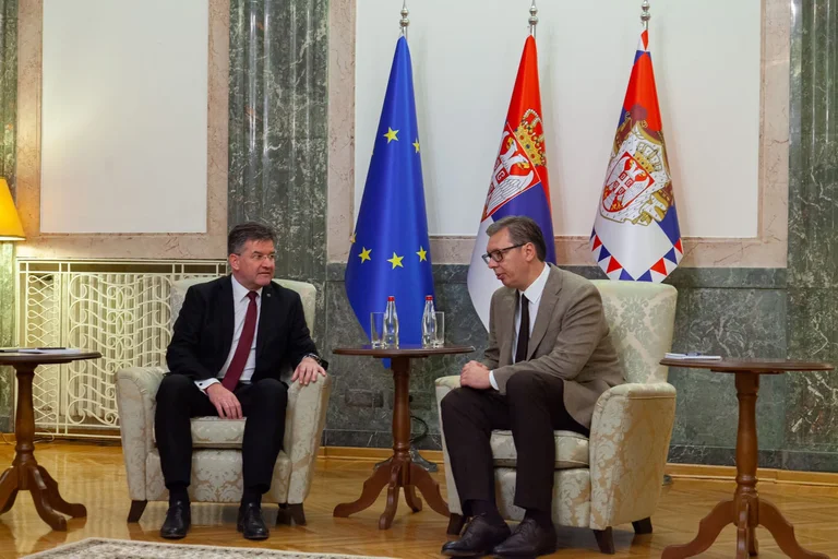 Lajcak rencontre Vucinqi, discute des plaques