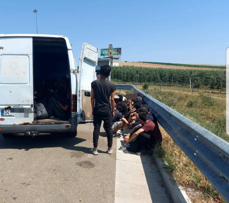 34 Syrian nationals are caught inside a van on the <x0 highway, which is Rugova”