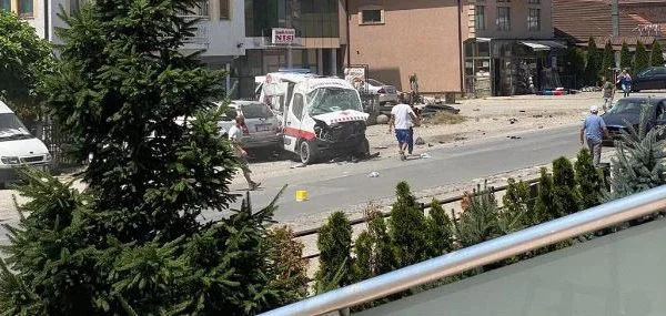 Fuerte accidente entre ambulancia y auto en Gjakova, cinco heridos.