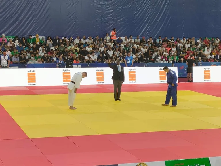 Reloj exacto enseñado y el oponente de Akil Gjakova en las semifinales