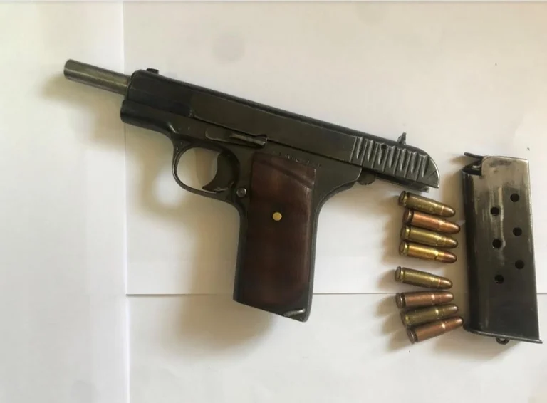 Due pistole sono state trovate senza permesso, Kacanik di 60 anni arrestato.