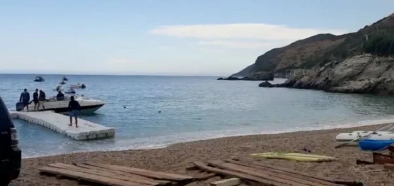 Tue une personne sur la plage d'Himara