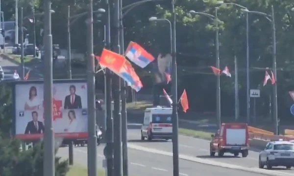 Les rues de Belgrade ornent les drapeaux monténégrins, Abazovic dit qu'ils sont des États frères avec la Serbie