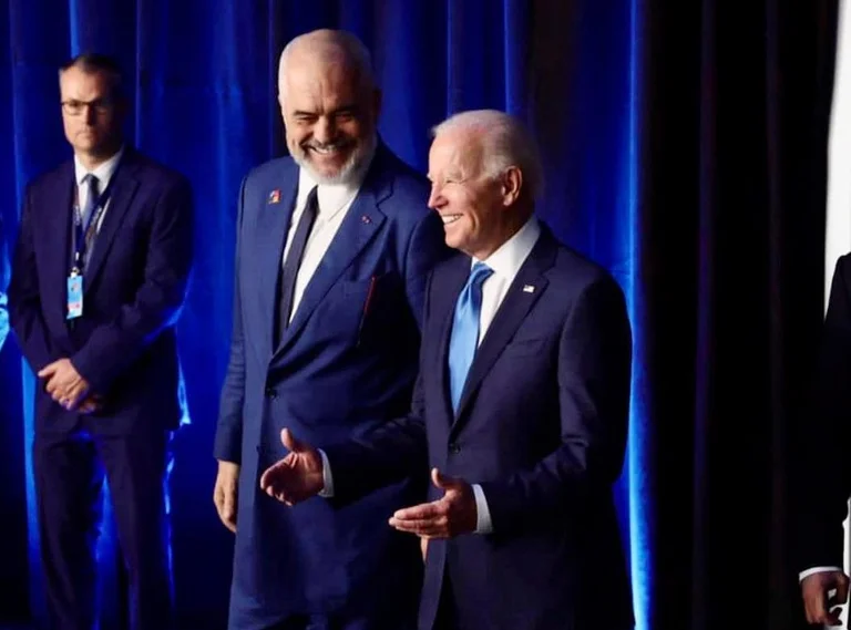 “Day Photo”, Eddie Ramas Diskussion mit Joe Biden auf dem NATO-Gipfel