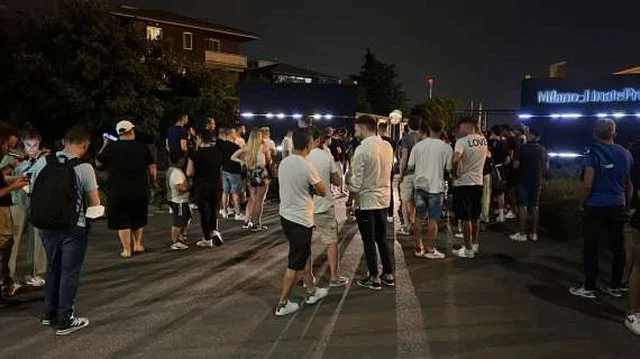 Luke's arrival is postponed tomorrow. Inter fans wait in vain at the airport.