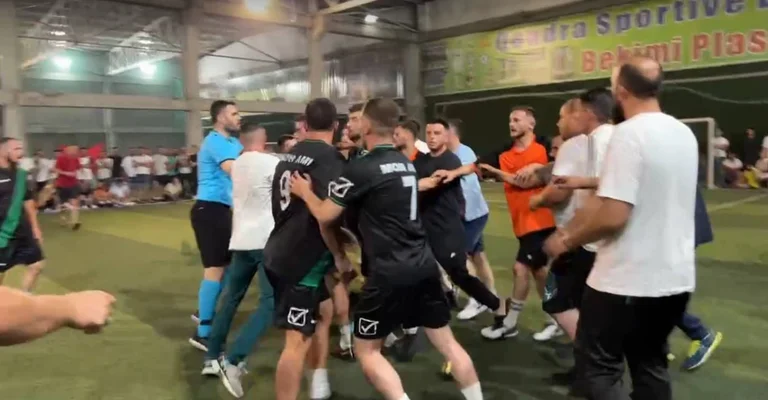 Es kommt auf Video Mendurim Hoti wird in einem kleinen Fußball-Turnier geschlagen