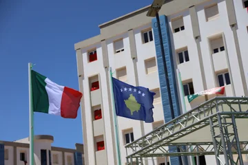 Bilder von der Gastgeberzeremonie im mediterranen Dorf, Kosovo Flagge stieg hoch