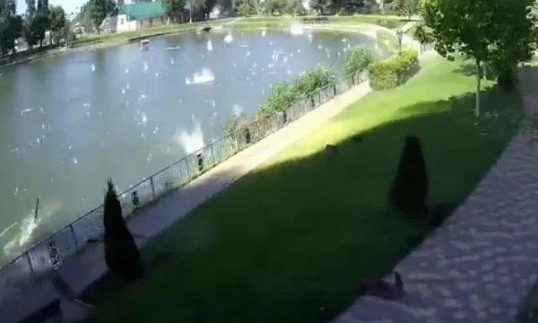 cohete ruso golpea centro comercial, video terror en el jardín cerca del edificio