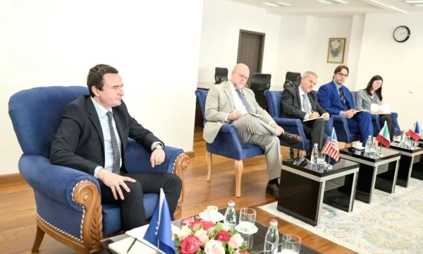 Kurt et Svechla rencontrent les ambassadeurs de QUINT, parlent des plaques d'immatriculation et du marché énergétique.
