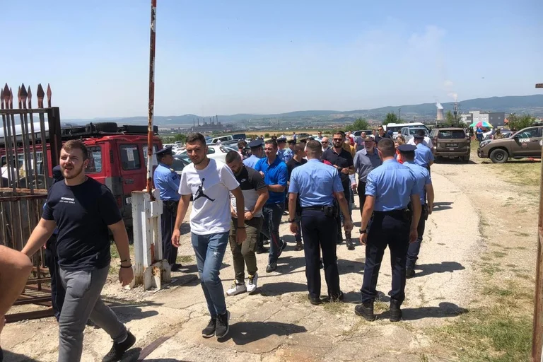Serbs arrive in Gazimestan, police remove their shirts with nationalist inscriptions