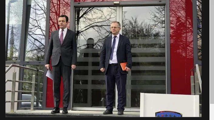 Les attitudes ne changent pas, mais les ignorants. ) - Kurt pour Fidèle Bissim: Je ne sais pas quel contexte il a dit.